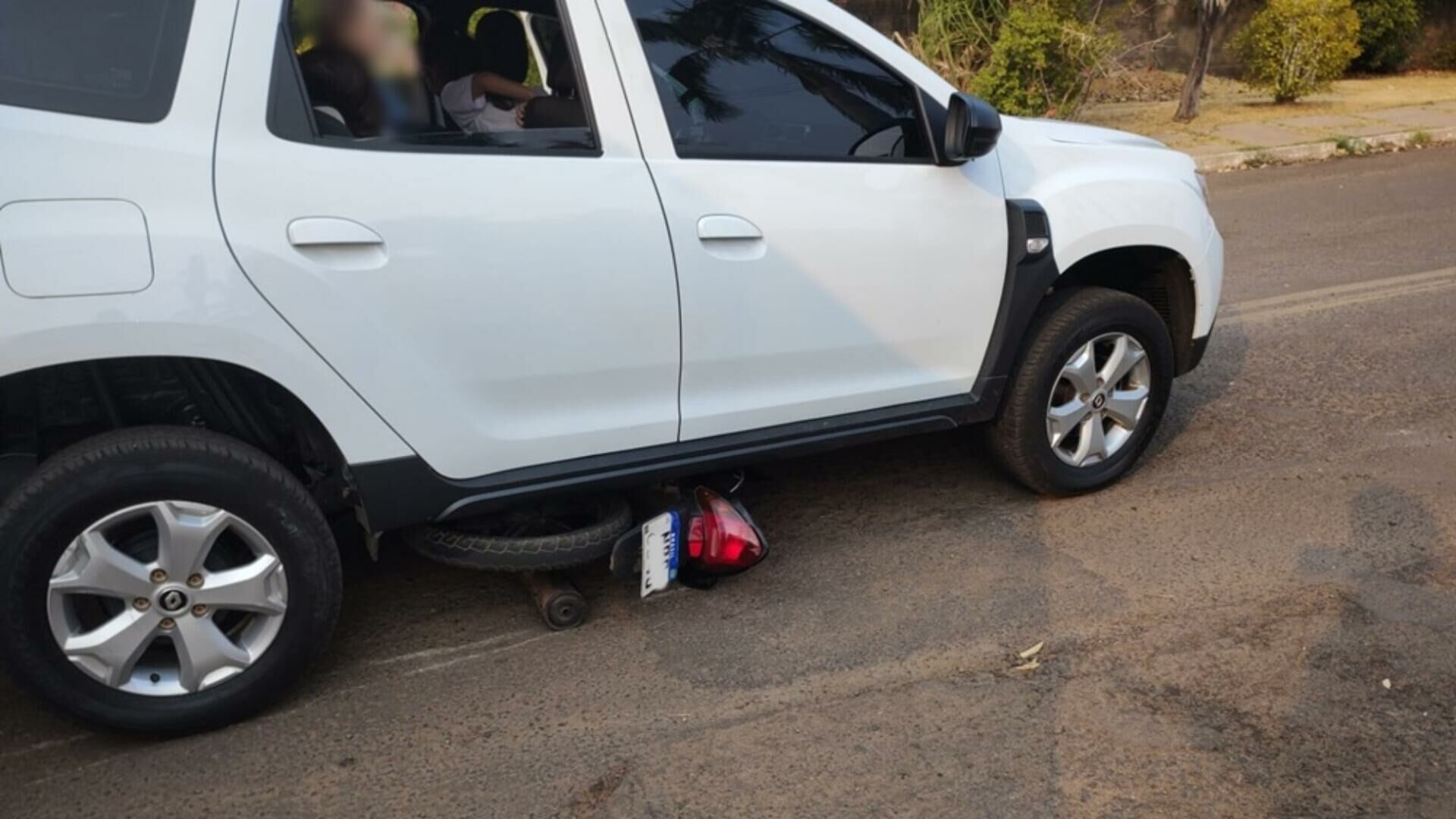 Imagem de compartilhamento para o artigo Motociclista fica ferido em batida e moto fica presa embaixo de carro em Coxim da MS Todo dia